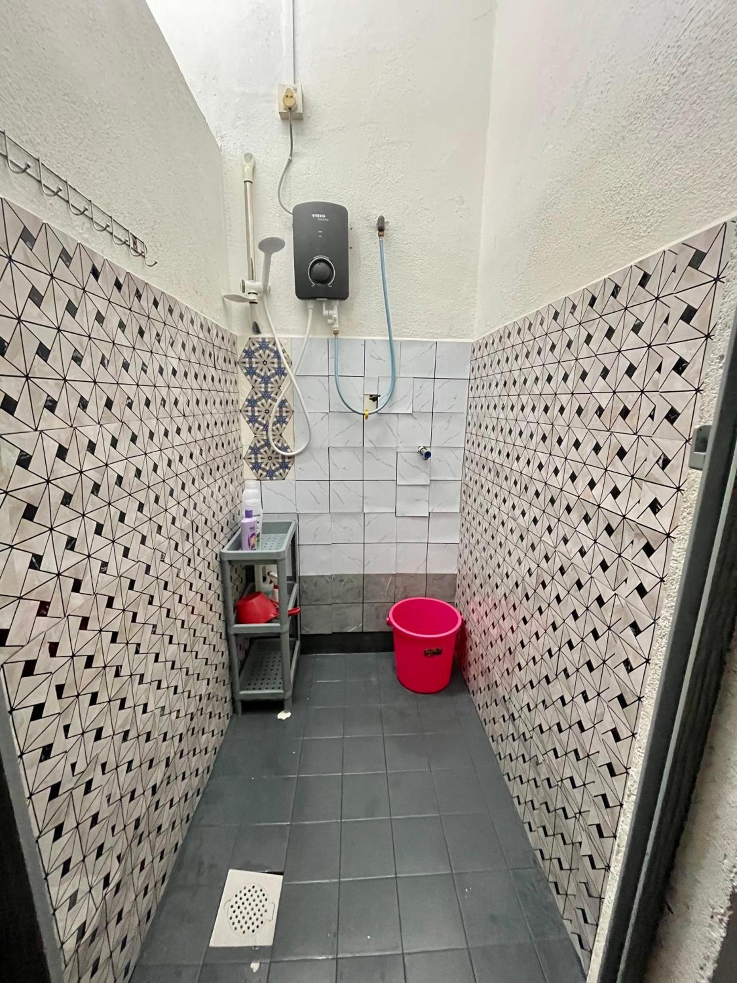 Entire 33 Cozy House • 3 Bedroom @ Alma 메르타잠 외부 사진